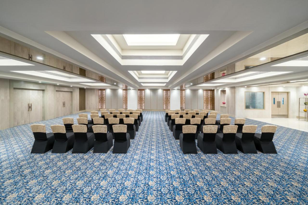 Vivanta Ahmedabad SG Highway Exterior foto