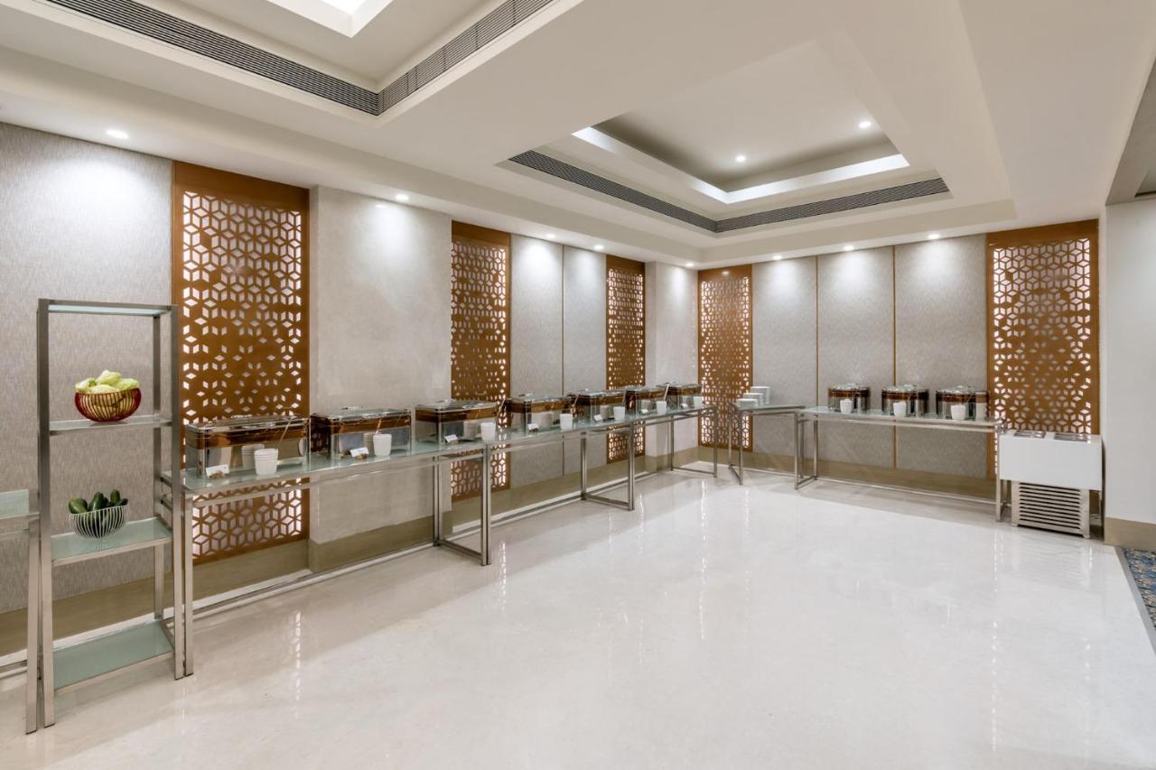 Vivanta Ahmedabad SG Highway Exterior foto